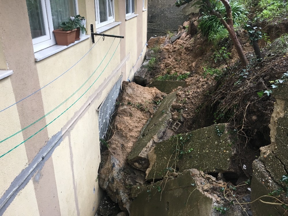 Sarıyer'de İstinat Duvarı Çöktü, Bir Ev Zarar Gördü