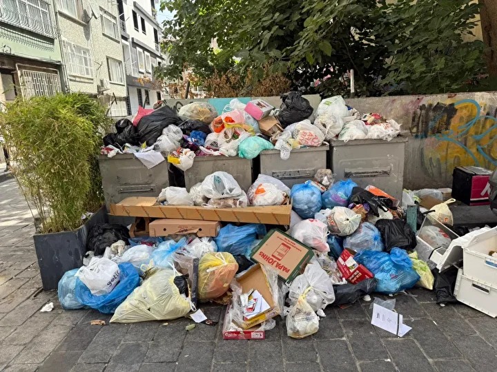 KOMŞU İLÇEMİZ BEŞİKTAŞ'TA  </br>ÇÖP REZALETİ!!!