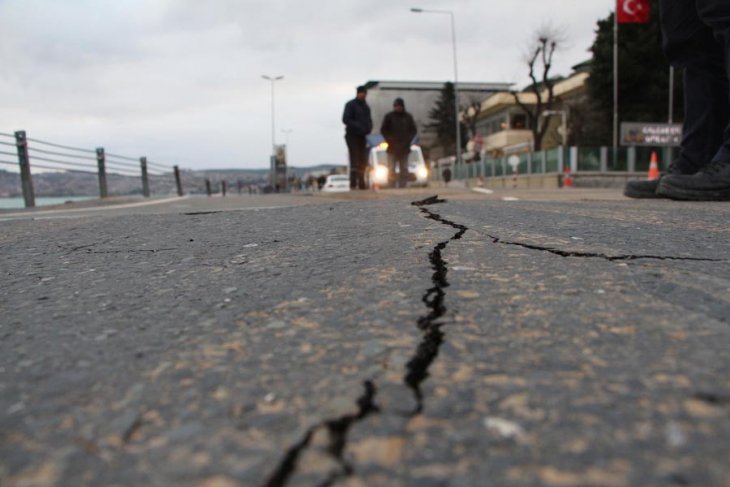 Tarabya'da Yol Çöktü