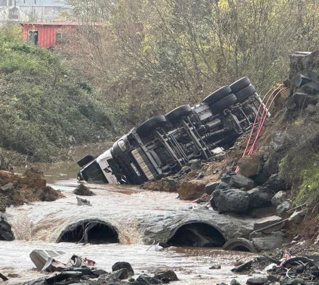 SARIYER’DE YOL ÇÖKTÜ </br>İKİ ARAÇ DEREYE UÇTU!!!