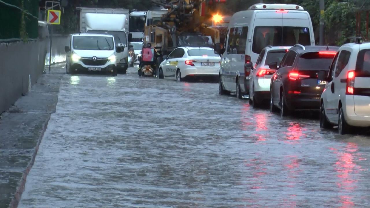 Sarıyer'de yol göle döndü</br>Araçlar güçlükle ilerledi