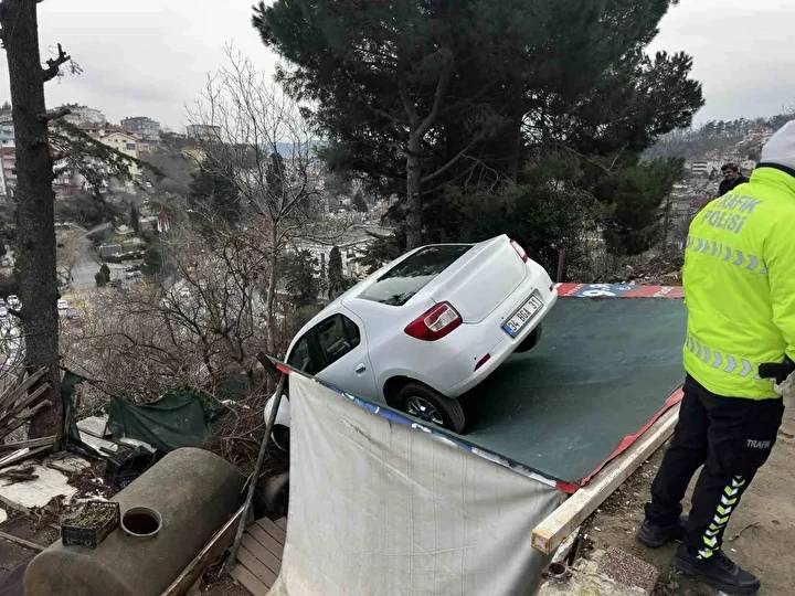 Sarıyer’de Dehşete Düşüren Kaza: </br>Vitesi Karıştıran Sürücü </br>Kamelyanın Üzerine Uçtu
