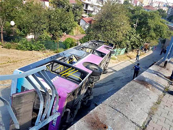 Sarıyer'de Halk Otobüsü Devrildi