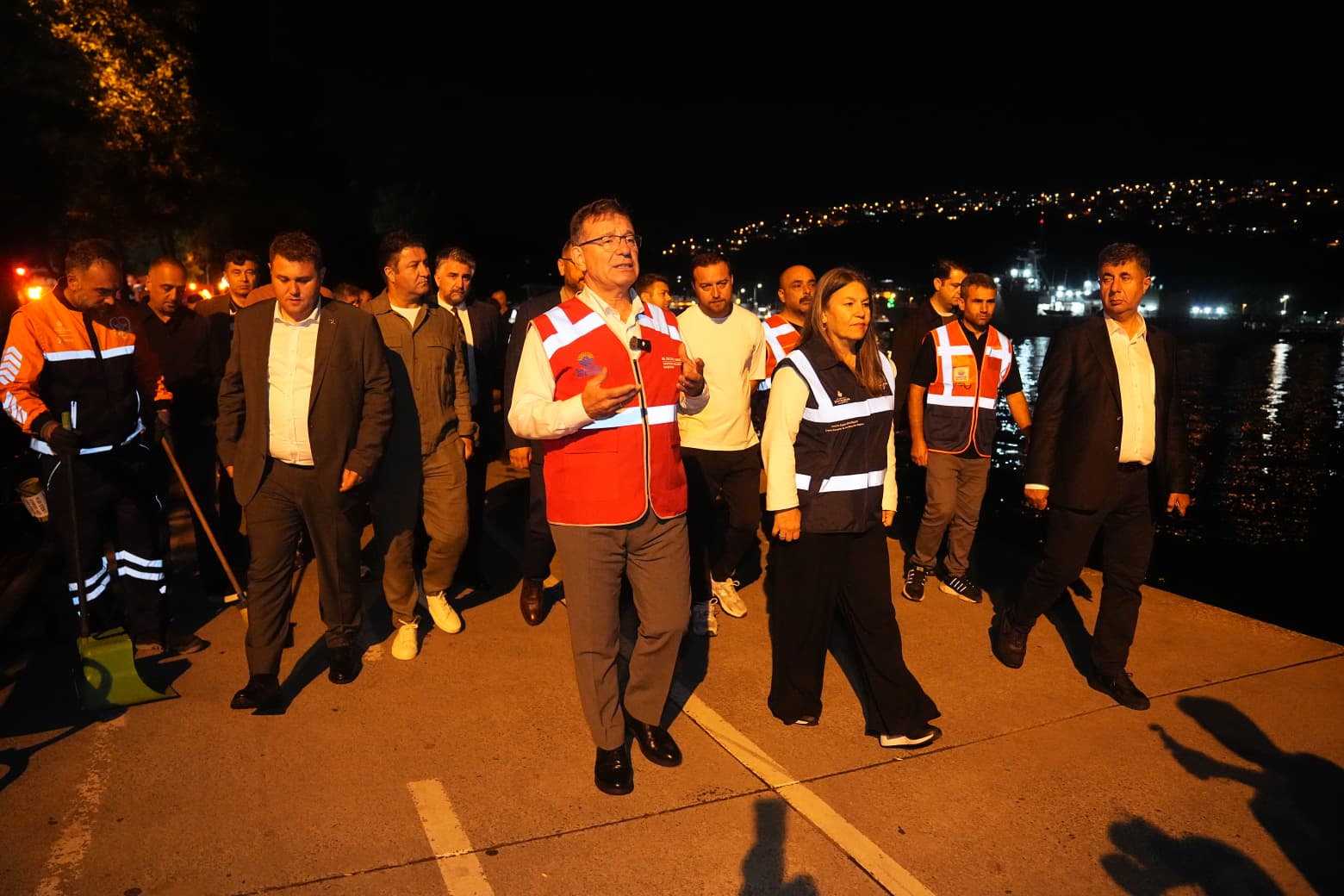SARIYER SAHİLİNDE </br>18 ARAÇ VE 79 PERSONELLE </br>GECE BOYU TEMİZLİK