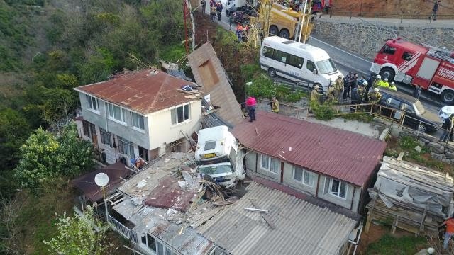 SARIYER'DE </br>TIR GECEKONDUNUN ÜZERİNE DEVRİLDİ