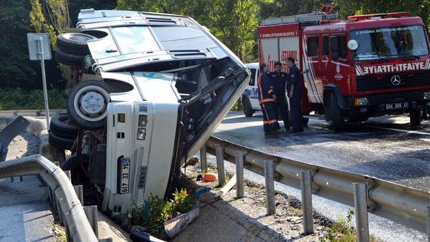 Bahçeköy'de Midibüs Devrildi: 1 Ölü 2'si Ağır 13 Yaralı