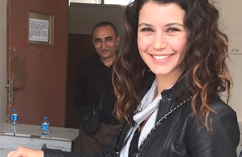 Beren Saat Dün akşamki Terör Protestolarından Nasibini Aldı