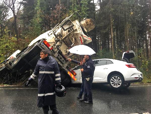 Beton Mikseri Otomobilin Üzerine Devrildi