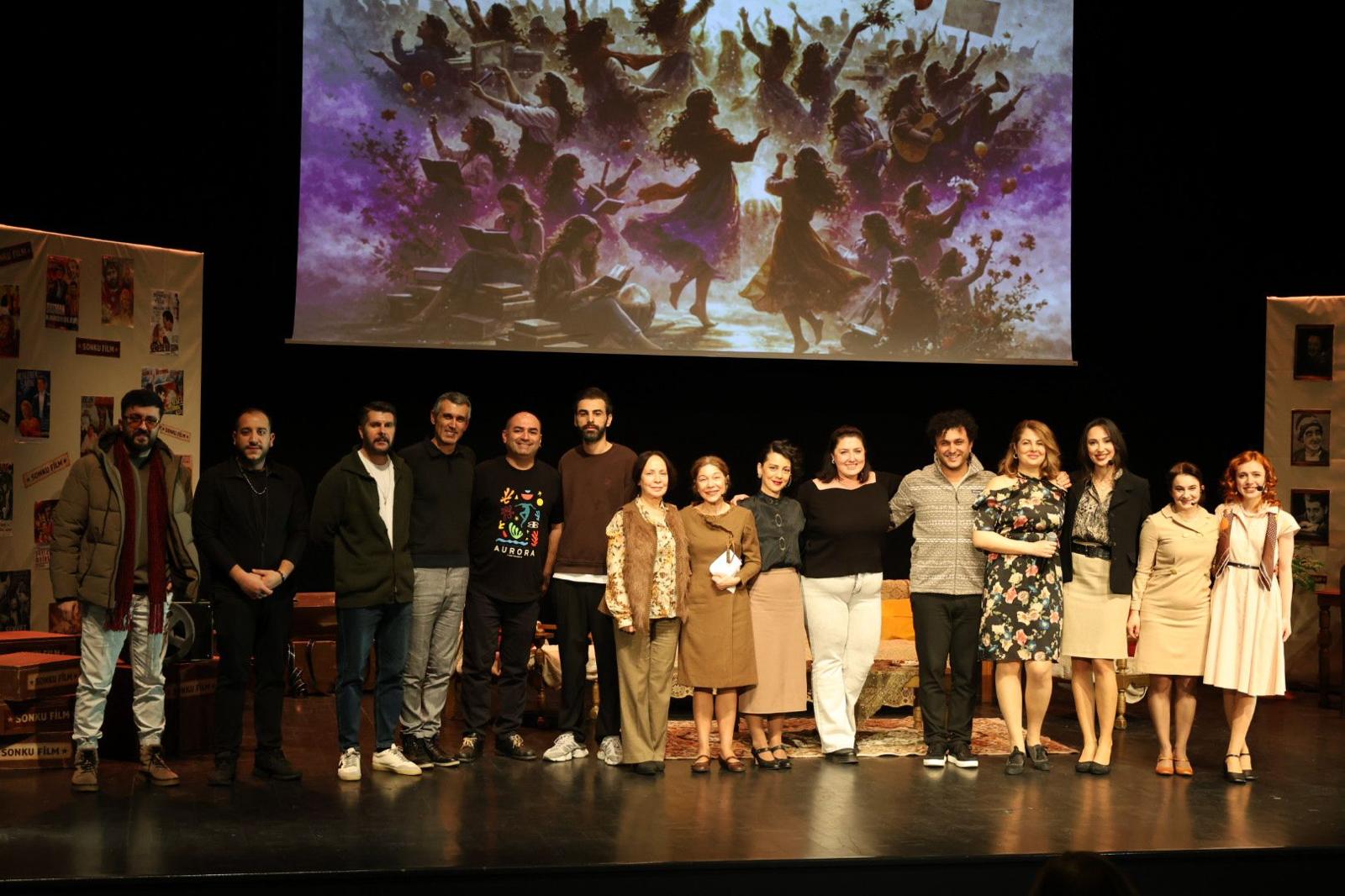 ÖNCÜ KADINLARI ANLATAN </br>'BİRDEN BİZE' OYUNU </br>AYAKTA ALKIŞLANDI