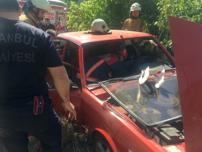 Borcum Var Dedi, Ölmek için Arabayla Duvara Vurdu