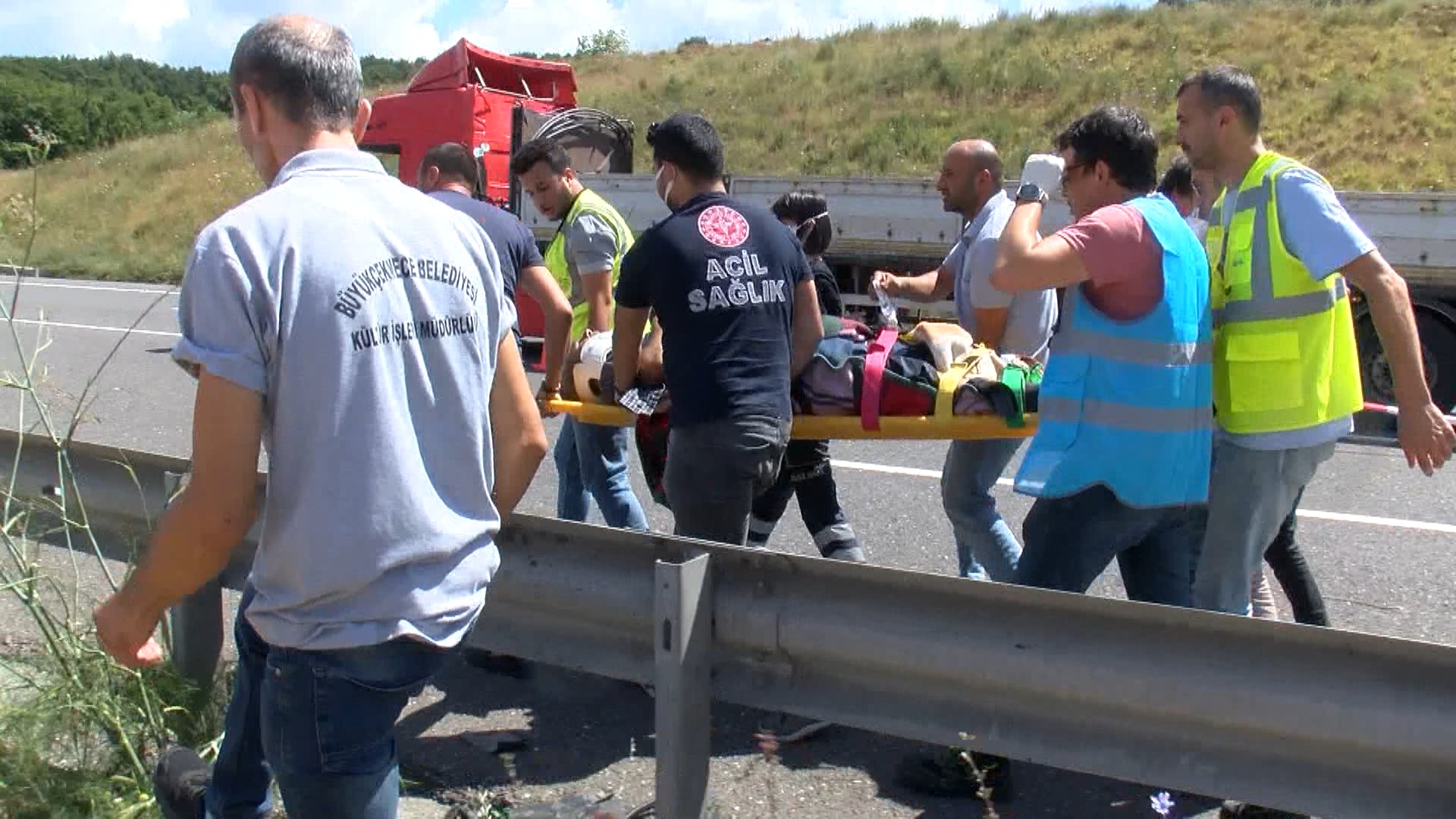 SARIYER'DE TIR DEVRİLDİ </br>ŞOFÖRÜN BACAĞI KOPTU