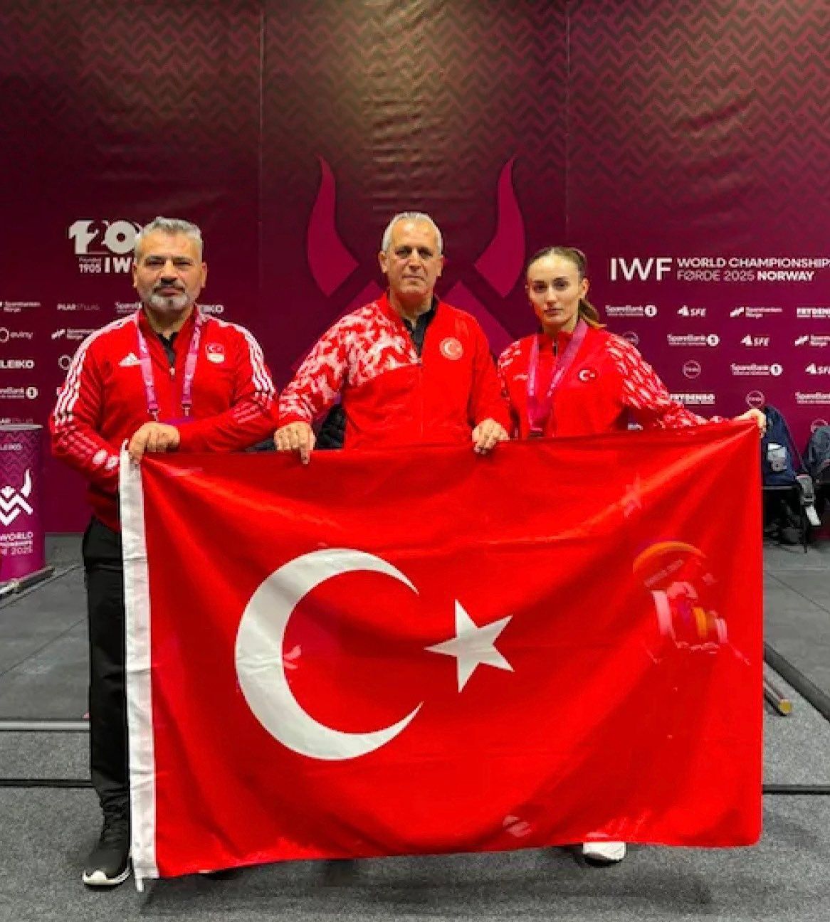 TÜRK HALTERİ YENİDEN ZİRVEDE ! </br>DÜNYA ŞAMPİYONASINDA ÖNEMLİ ZAFERLER !