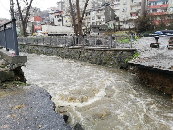 Sarıyer Belediyesi Köprüyü Yıktı, Onlarca Araç Otoparkta Mahsur Kaldı