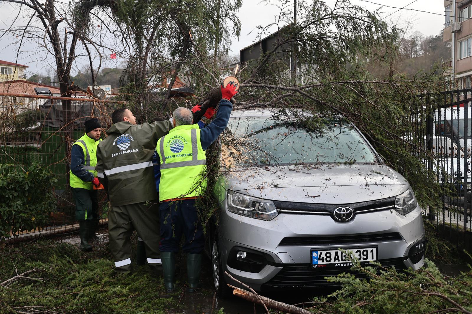 SARIYER BELEDİYESİ EKİPLERİ </br>SON 30 YILIN </br>EN ŞİDDETLİ FIRTINASINA KARŞI AYAKTA