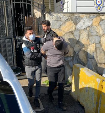Sarıyer'de polis üniformalı dolandırıcı yakalandı