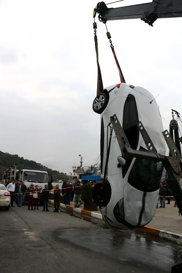 Fotoğraf Çektirip Otomobilini İterek </br>Denize Attı