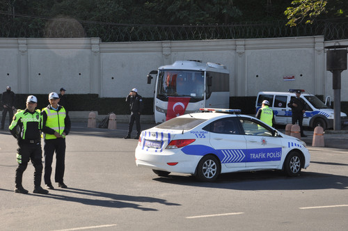 Huber Köşkü'nde Polisin Silahını Alan Genç, Kafasına Sıktı