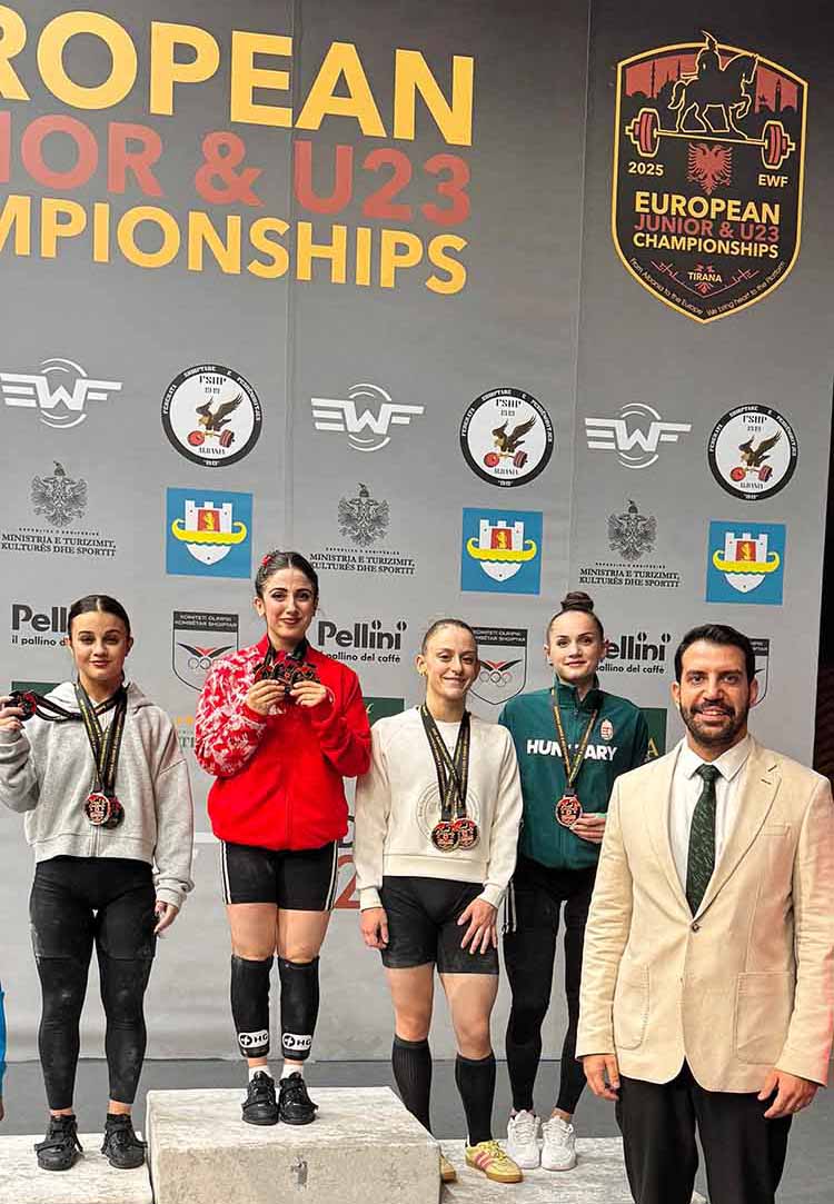 ALİ BÜYÜKASAR </br>ŞAMPİYON SPORCULARA </br>MADALYALARINI TAKDİM ETTİ !