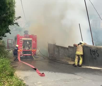 Babasına Sinirlenip </br>Önce Kendini Jiletledi Sonra Evi Yaktı