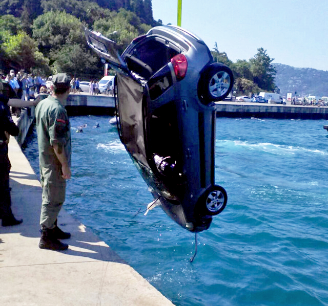 Tarabya Sahilde Bir Otomobil Denize Uçtu