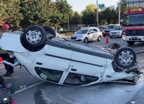 Maslak'ta Servis Aracına Çarpan Otomobil Takla Attı: 2 Yaralı