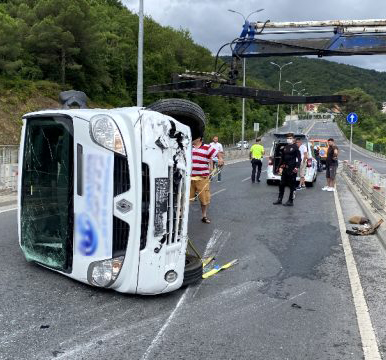 Sarıyer'de panelvan araç devrildi: 3 yaralı