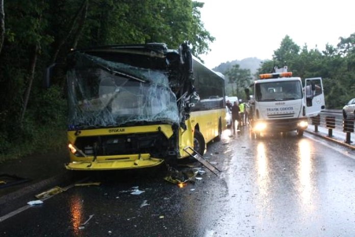 Sarıyer'de İETT Otobüsü, Öndeki Otobüse Çarptı; 2 Yaralı