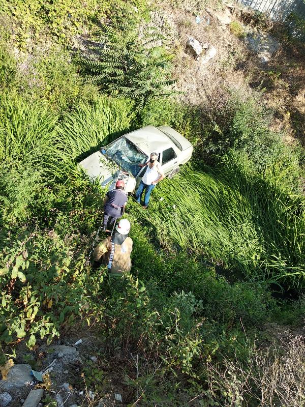 AYAZAĞA’DA OTOMOBİL DEREYE UÇTU