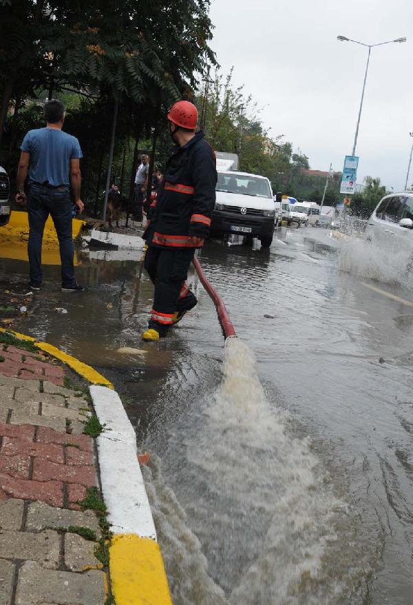 Sarıyer'i yağmur ve fırtına vurdu