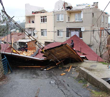 Binanın Çatısı Başka Bir Evin </br>Bahçesine Uçtu