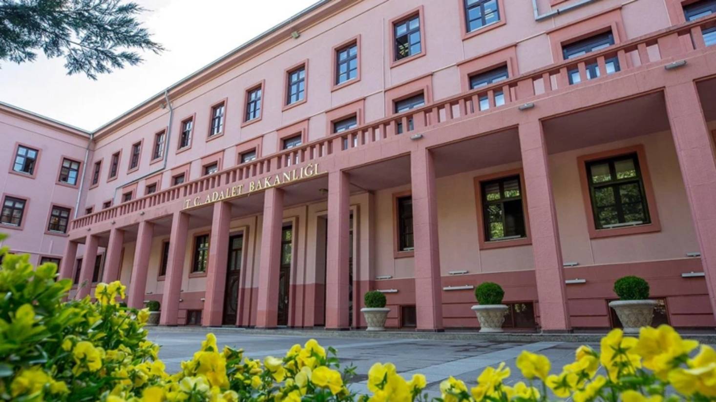 84 HAKİM VE SAVCI MESLEKTEN MEN EDİLDİ! </br>AKIN GÜRLEK VERİLEN CEZALARI AÇIKLADI