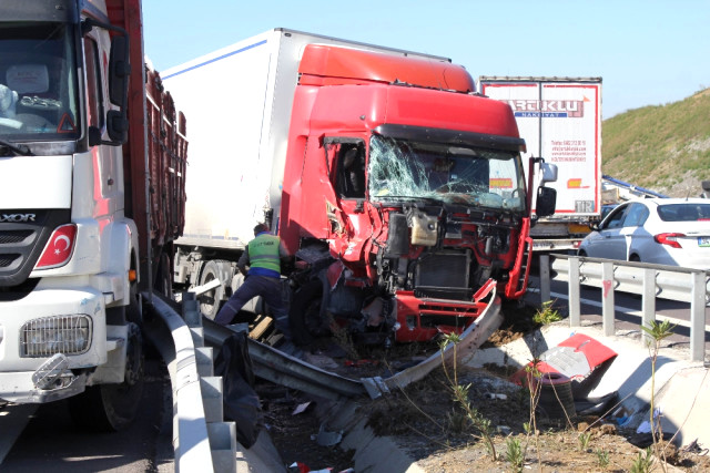 Kuzey Marmara Otoyolu'nda Ortalık Savaş Alanına Döndü: 1 Ölü, 2 Yaralı